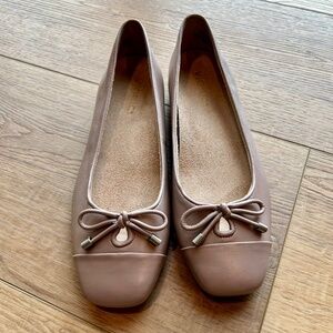 Vionic Klara Bow Leather Ballet Flats in Magnolia Dust Grey NWOT